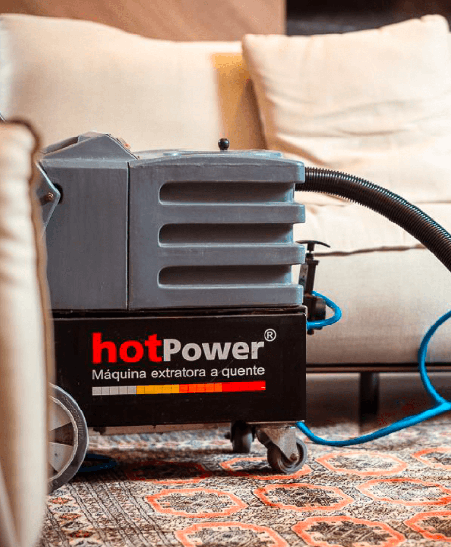 Máquina extratora Hot Power em uso na limpeza de um estofado